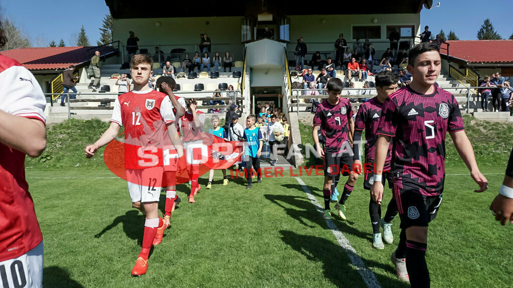 AUSTRIA U15 - MEXICO U15 | Einlauf ; AUSTRIA U15 - MEXICO U15 am 29.04.2022 in Arnoldstein
(Sportplatz), AUSTRIA, (Photo by Ernst Krawagner sport-fan.at) - Realisiert mit Pictrs.com
