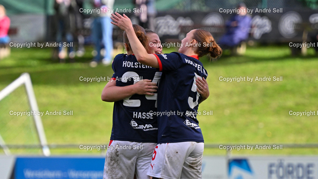 Holstein Kiel vs SpVg Aurich | Jubel über das 2-1 bei Torschützin Sarah Begunk (Holstein #10 Mitte) mit Kira Hasse (Holstein #24) &amp; Laura Hasse (Holstein #5) / Fußball-Regionalliga Nord Frauen 2026/2027 / Holstein Kiel vs SpVg Aurich / Waldwiese / Kiel / 20.09.26 - Realisiert mit Pictrs.com