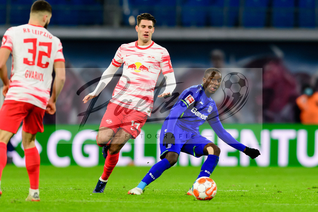 RBLLEV20211128_063 | Fussball, Herren: Moussa Diaby (Bayer 04 Leverkusen) und Dominik Szoboszlai (RB Leipzig) im Zweikampf bei dem Spiel der 1. Bundesliga zwischen RB Leipzig und Bayer 04 Leverkusen in der Red Bull Arena am 28.11.2021 in Leipzig, Deutschland.DFB / DFL REGULATIONS PROHIBIT ANY USE OF PHOTOGRAPHS AS IMAGE SEQUENCES AND/OR QUASI-VIDEO. - Realisiert mit Pictrs.com