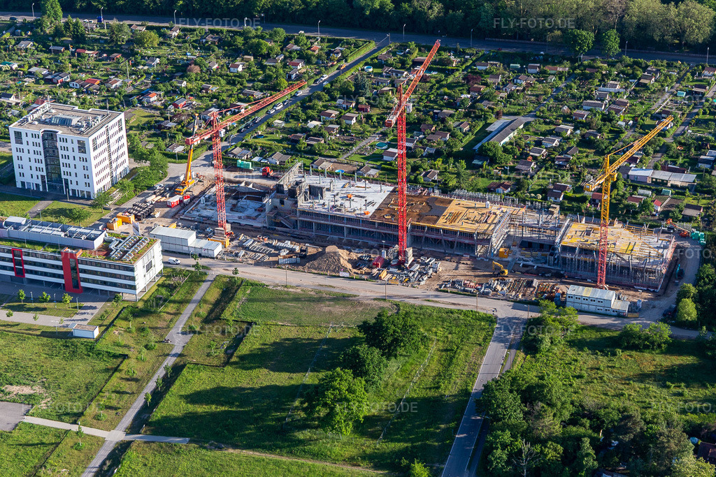 Luftbild: Baustelle zum Neubau eines Bürogebäudes der Vector Informatik GmbH in der Emmy-Noether-Straße im Technologiepark Karlsruhe im Ortsteil Rintheim in Karlsruhe im Bundesland Baden-Württemberg in Deutschland. Foto: IMG_126841.jpg vom 28.05.2021 durch Werner Riehm/FLY-FOTO.deAuflösung des Originals: 4654 x 3103 px