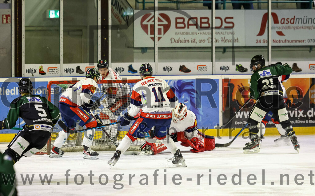 2023-01-13_021_TSV_Erding_gegen_VfE_Ulm-Neu-Ulm | Erding, Deutschland, 13.01.2023:
Eishockey, Bayernliga 2022 / 2023, 27. Spieltag, TSV Erding gegen VfE Ulm/Neu-Ulm, Endergebnis: 6:1

Felix Anwander (VfE Ulm/Neu-Ulm e. V., #11), Torwart David Heckenberger (VfE Ulm/Neu-Ulm e. V., #3), Erik Modlmayr (Erding Gladiators, #21)

Foto: Christian Riedel / fotografie-riedel.net