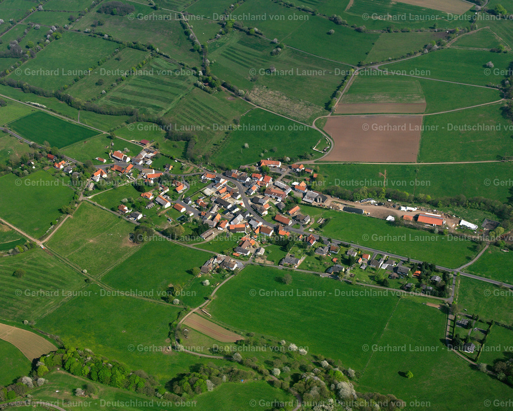 2615214 | KAULSTOß 07.06.2006 Ortsansicht am Rande von landwirtschaftlichen Feldern und Nutzflächen  in Kaulstoß im Bundesland Hessen, Deutschland // Village view on the edge of agricultural fields and land  in Kaulstoß in the state Hesse, Germany Foto: Gerhard Launer