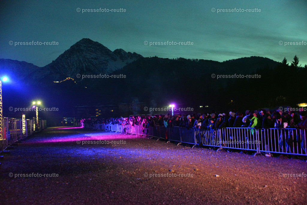 news-2022-Dez03-Krampusumzug-Reutte-WTV_5580 | Info aus dem Bezirk Reutte/Ausserfern Tirol sowie eine umfangreiche Bilddatenbank über die gesamte Region: Lechtal, Talkessel Reutte, Tannheimertal, Zwischentoren. Lech, Plansee, Zugspitze, Grenztunnel, B179, Fernpassstraße, Verkehr, Lawinen, Tradition, - Realisiert mit Pictrs.com