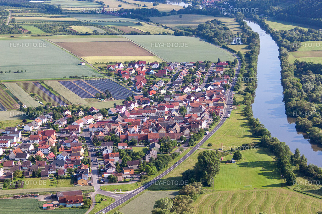 Dorfkern an den Fluß- Uferbereichen des Main | Luftbild: Dorfkern an den Fluß- Uferbereichen des Main im Ortsteil Hirschfeld in Röthlein im Bundesland Bayern in Deutschland. Foto: IMG_66193.jpg vom 30.05.2014 durch Werner Riehm/FLY-FOTO.de - Realisiert mit Pictrs.com
