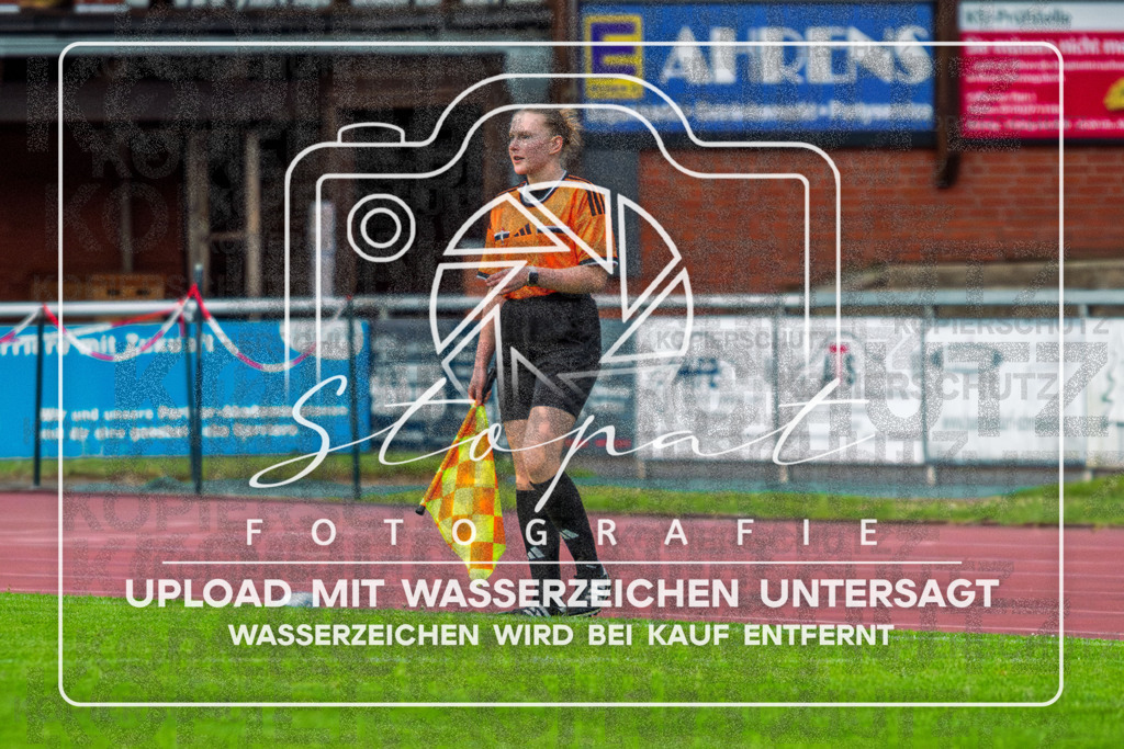 Bezirksliga Herren LG - TV Jahn Schneverdingen II vs. Buchholzer FC | Lina Sophie Brandt (Schiedsrichterassistentin); Bezirksliga Herren LG - TV Jahn Schneverdingen II vs. Buchholzer FC am 15.05.26 in Osterwald-Stadion, Schneverdingen - Realisiert mit Pictrs.com