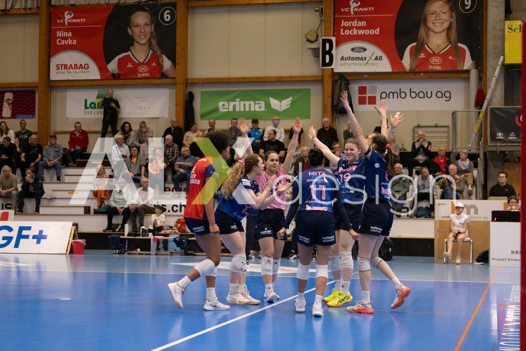 Volleyball I Frauen I Saison 2025-2026 I Volleyball NLA | Women I 1/2 Finals I  VC Kanti Schaffhausen - Sm'Aesch Pfeffingen I 07.03.2026 | Sm'Aesch Pfeffingen Spielerinnenkreis - Realisiert mit Pictrs.com