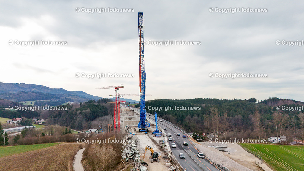 Westautobahn_ A1_ Aurachtalbruecke_ 11.03.2024-19 | 11.03.2024, Aurachkirchen, AUT, Westautobahn, A1, Aurachtalbruecke, im Bild Baustelle, Bruecke, Uebergang, Tal, Kran, Kraene, Schwerlastkran, Felbermayr, Sanierung, Asfinag, Baugeraete, Bagger, Verkehr, Drohne, Luftbild