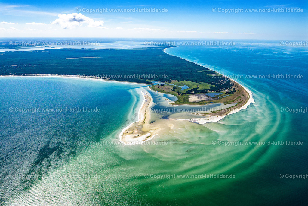 Darss_Naturschutzgebiet_ELS_8603100822 | BORN AM DARß 10.08.2022 Sandbank- Landfläche durch Strömungen unter der Meeres- Wasseroberfläche der Ostsee am Naturschutzgebiet Darsser Ort in Born am Darß an der Ostseeküste im Bundesland Mecklenburg-Vorpommern, Deutschland. Weiterführende Informationen bei: NABU - Naturschutzbund Deutschland e.V.. // Sandbank- land area by flow under the sea water surface the Baltic Sea at the Darsser Ort nature reserve in Born am Darss at the baltic sea coast in the state Mecklenburg - Western Pomerania, Germany. Further information at: NABU - Naturschutzbund Deutschland e.V.. Foto: Martin Elsen