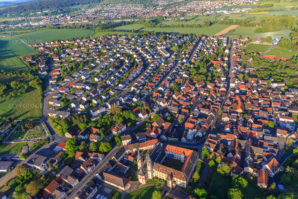 Luftbild: Ortsansicht aus Westen am Morgen im Taubertal im Ortsteil Gerlachsheim in Lauda-Königshofen im Bundesland Baden-Württemberg in Deutschland. Foto: IMG_146298.jpg vom 10.05.2025 durch Werner Riehm/FLY-FOTO.de