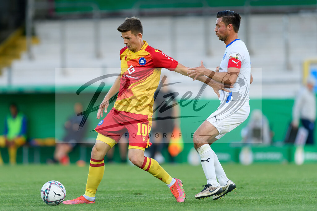 LOTKSC20210809_045 | Fussball, Herren: Marvin Wanitzek (Karlsruher SC) und Timo Brauer (Sportfreunde Lotte) im Zweikampf beim Spiel der 1. Runde im DFB-Pokal zwischen SF Lotte und Karlsruher SC im Stadion am Lotter Kreuz am 09.08.2021 in Lotte, Deutschland.DFB / DFL REGULATIONS PROHIBIT ANY USE OF PHOTOGRAPHS AS IMAGE SEQUENCES AND/OR QUASI-VIDEO. - Realisiert mit Pictrs.com
