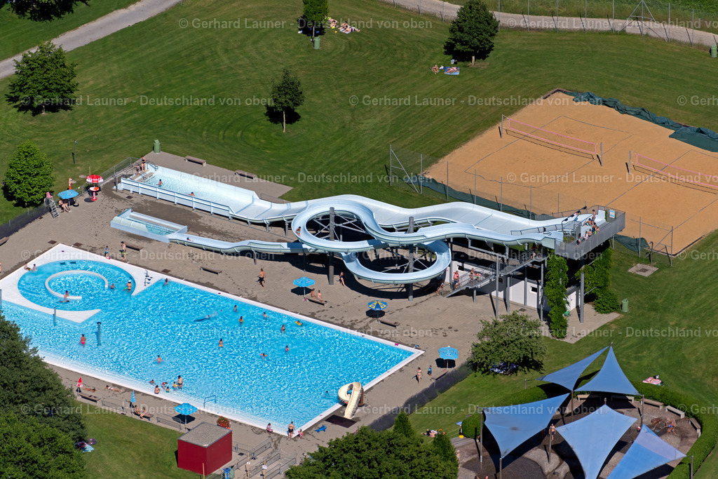 4032133 | KREUZLINGEN 12.06.2020 Kurven und Kreis- Bahnen der Wasser- Rutsche am Schwimmbecken des Freibades " Schwimmbad Hörnli " in Kreuzlingen am Bodensee im Kanton Thurgau, Schweiz. Weiterführende Informationen bei: Hörnli Schwimmbad. // Waterslide on Swimming pool of the " Schwimmbad Hoernli " in Kreuzlingen at Bodensee in the canton Thurgau, Switzerland. Further information at: Hoernli Schwimmbad. Foto: Gerhard Launer