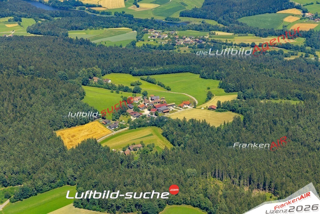 Die Luftaufnahme Heitzelsberg - Miltach wurde 2022 vom Flugzeug aus (keine Drohne) erstellt. Hohe Auflösung -für große Poster und Wandbilder geeignet - Garantiert!
