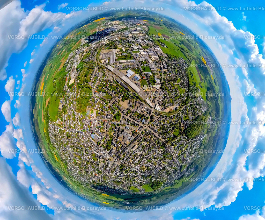 Brilon240590442EggerHolzwerkstoffe | Luftbild, Ortsansicht Brilon und Bahnhof, Wohngebiet und Einkaufszentrum Freiladestraße, Gewerbegebiet Papestraße und Keffelker Straße, Erdkugel, Fisheye Aufnahme, Fischaugen Aufnahme, 360 Grad Aufnahme, tiny world, little planet, fisheye Bild, , Brilon, Sauerland, Nordrhein-Westfalen, Deutschland