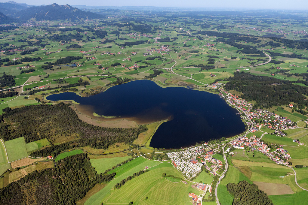 dr__0207593.jpg | FüSSEN 19.08.2023 Uferbereiche am Seegebiet des Hopfensee im Ortsteil Hopfen am See in Füssen im Bundesland Bayern. // Riparian areas on the lake area of Hopfensee in the district Hopfen am See in Fuessen in the state Bavaria. Foto: Daniel Reiter
