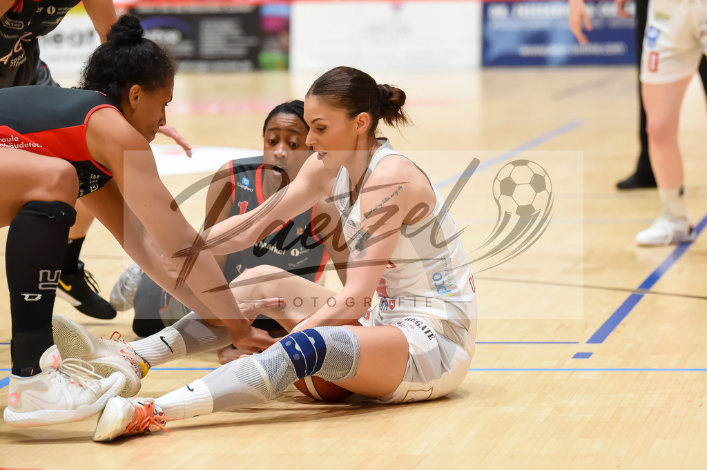 PANNOE20211010_040 | Basketball, Frauen: Asha Thomas (Eigner Angels Noerdlingen), Amenze Obanor (Eigner Angels Noerdlingen) und Milica Cuic (GiroLive-Panthers Osnabrueck) im Zweikampf beim Spiel der Toyota DBBL zwischen GiroLive-Panthers Osnabrueck und Eigner Angels Noerdlingen im datos – home of the panthers am 10.10.2021 in Osnabrueck, Deutschland. - Realisiert mit Pictrs.com