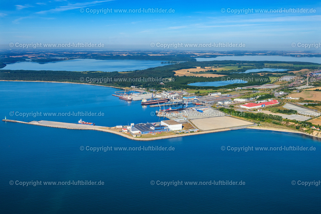 Sassnitz_Industrie_Hafen_Rügen_ELS_7147100822 | SASSNITZ 10.08.2022 Hafenanlagen an der Meeres- Küste der Ostsee an der Straße Im Fährhafen im Ortsteil Mukran in Sassnitz an der Ostseeküste im Bundesland Mecklenburg-Vorpommern, Deutschland. Weiterführende Informationen bei: Fährhafen Sassnitz GmbH,  Mukran Port Terminals GmbH & Co.KG. // Port facilities on the seashore of the Baltic Sea on street Im Faehrhafen in the district Mukran in Sassnitz at the baltic sea coast in the state Mecklenburg - Western Pomerania, Germany. Further information at: Faehrhafen Sassnitz GmbH,  Mukran Port Terminals GmbH & Co.KG. Foto: Martin Elsen