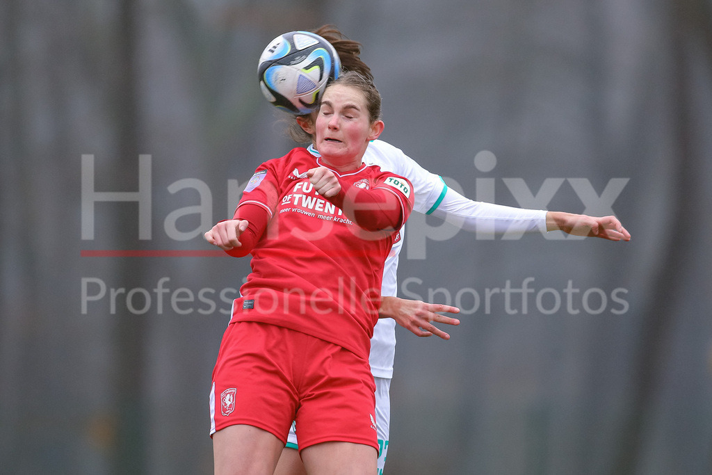 Fussball, Testspiel Frauen, SV Werder Bremen - FC Twente Enschede | v.li.: Taylor Ziemer (FC Twente Vrouwen, 25) im Kopfballduell, Kopfball, Zweikampf, Action, Aktion, Spielszene