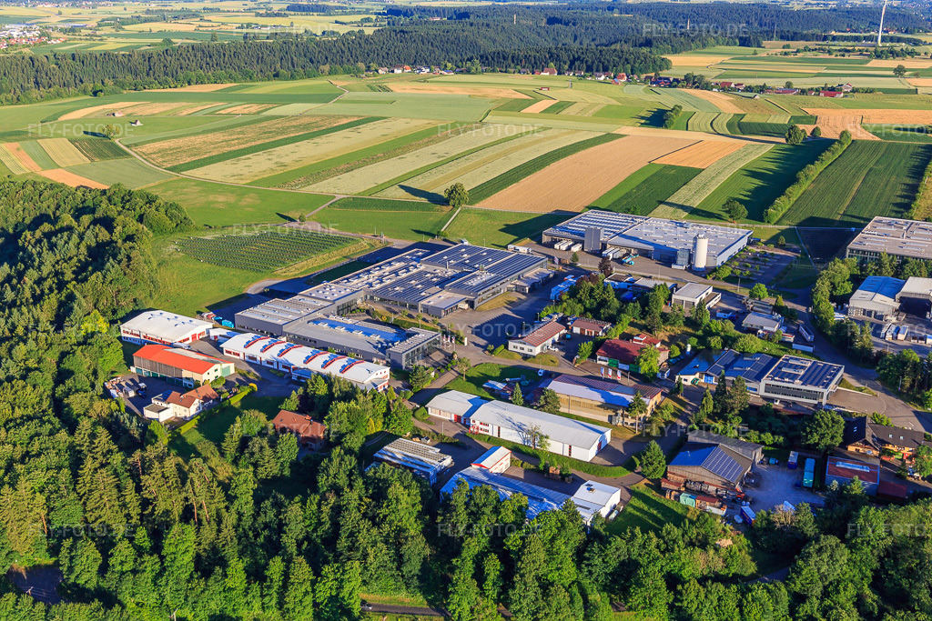 Luftbild: Industriegebiet Oberwiesachstraße mit ROHE Technology GmbH, Pewe Weidlich GmbH, SuperAlloy Manufaktur GmbH und Dobergo GmbH & Co. KG im Ortsteil Betzweiler in Loßburg im Bundesland Baden-Württemberg in Deutschland. Foto: IMG_148967.jpg vom 28.06.2025 durch Werner Riehm/FLY-FOTO.deWWW.GROHE-TECHNOLOGY.DE
