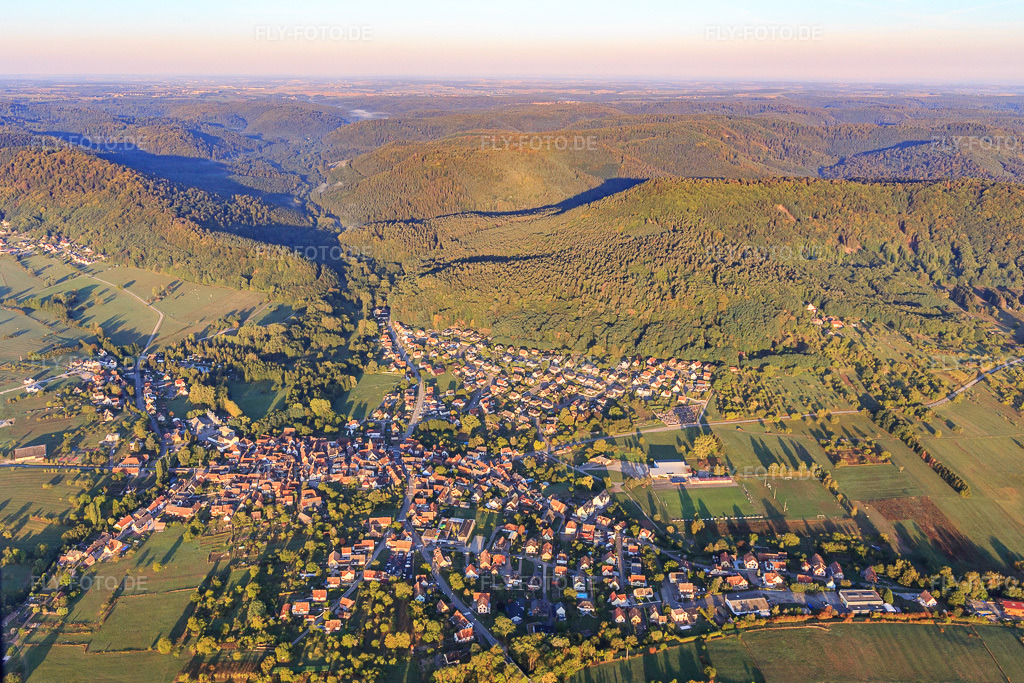 Luftbild: Ortsansicht von Osten in Dossenheim-sur-Zinsel im Bundesland Bas-Rhin in Frankreich. – Foto: IMG_111649.jpg vom 16.09.2018 durch Werner Riehm/FLY-FOTO.de – Auflösung des Originals: 4962 x 3308 px