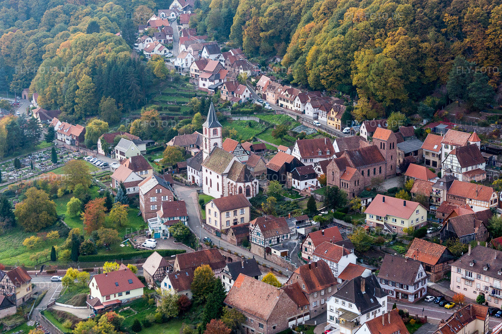 Luftbild: Kirchengebäude im Dorfkern in Oberbronn im Bundesland Bas-Rhin in Frankreich. – Foto: IMG_084775.jpg vom 24.10.2015 durch Werner Riehm/FLY-FOTO.de – Auflösung des Originals: 5152 x 3435 px