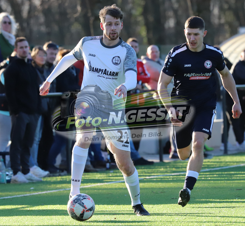 VfL Holsen - Bünder SV | Auf dem Bild zu sehen: Schwarz VfL Holsen: Anton Kubrak ; weiß Bünder SV: Jonas FranzraheVfL Holsen, Bünder SV, Saison 25/26, Kreisliga A, Deutschland - Realisiert mit Pictrs.com