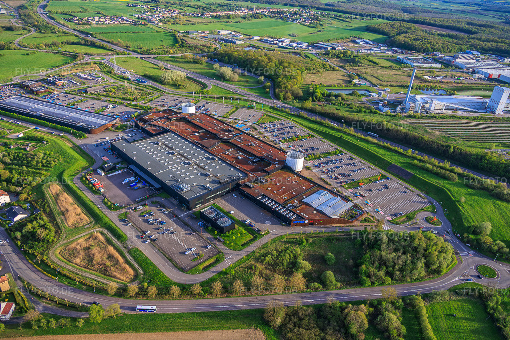 Luftbild: Einkaufszentrum Centre commercial B'EST mit FNAC Farébersviller 3 und B'Fun Park in Farébersviller im Bundesland Moselle in Frankreich.Foto: IMG_154678.jpg vom 17.04.2026 durch Werner Riehm/FLY-FOTO.deAuflösung des Originals: 6000 x 4000 pxWWW.CENTRE-BEST.COM