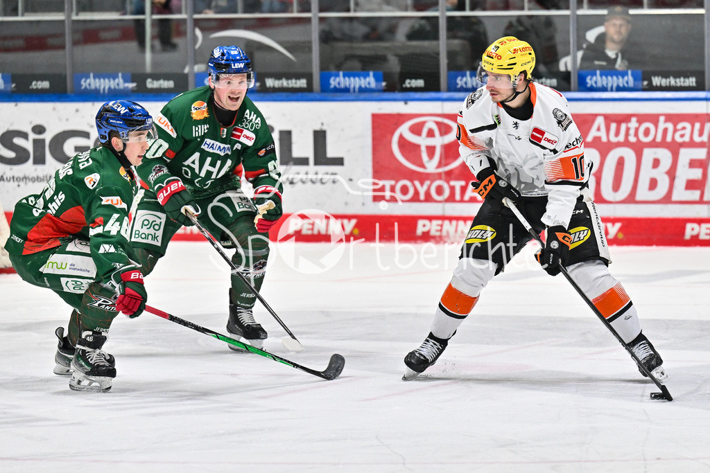 Augsburger Panther - Löwen Frankfurt | AUGSBURG, GERMANY - 16. JANUARY: im Bild Duell Moritz ELIAS (Augsburger Panther 46) und Jakob LILJA (Löwen Frankfurt 10) während dem Match zwischen den Augsburger Panthern und den Löwen Frankfurt am 40. Spieltag der penny DEL im Curt Frenzel Stadion