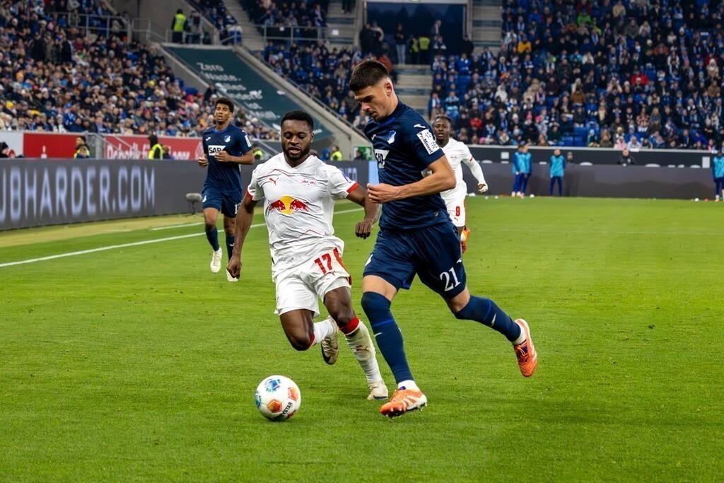 Fußball Bundesliga, Saison 2025/26, 10. Spieltag: TSG Hoffenheim gegen RB Leipzig | Fußball Bundesliga, Saison 2025/26, 10. Spieltag: TSG Hoffenheim gegen RB Leipzig***Bild: Zweikampf zwischen Albian Hajdari (21, Hoffenheim) und Ridle Baku (17, Leipzig) - Realisiert mit Pictrs.com