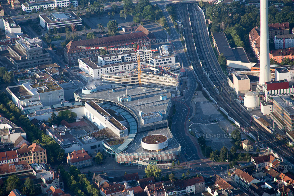 Luftbild: Kraftwerksanlagen und Abgasturm des Kohle- Heizkraftwerkes und Erlangen Arcaden im Ortsteil Rathausplatz in Erlangen im Bundesland Bayern in Deutschland. Foto: IMG_092617.jpg vom 07.08.2016 durch Werner Riehm/FLY-FOTO.de