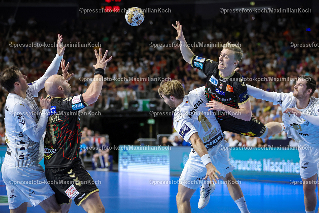 KoeEHF09062401030 | 09.06.2024, Köln, Handball, TruckScout24 EHF FINAL4, Machineseeker Champions League Men, Lanxess-Arena, Spiel um Platz 3, SC Magdeburg - THW Kiel: Gisli Kristjansson (SC Magdeburg) passt über Petter Overby (THW Kiel) zu Oscar Bergendahl (SC Magdeburg)