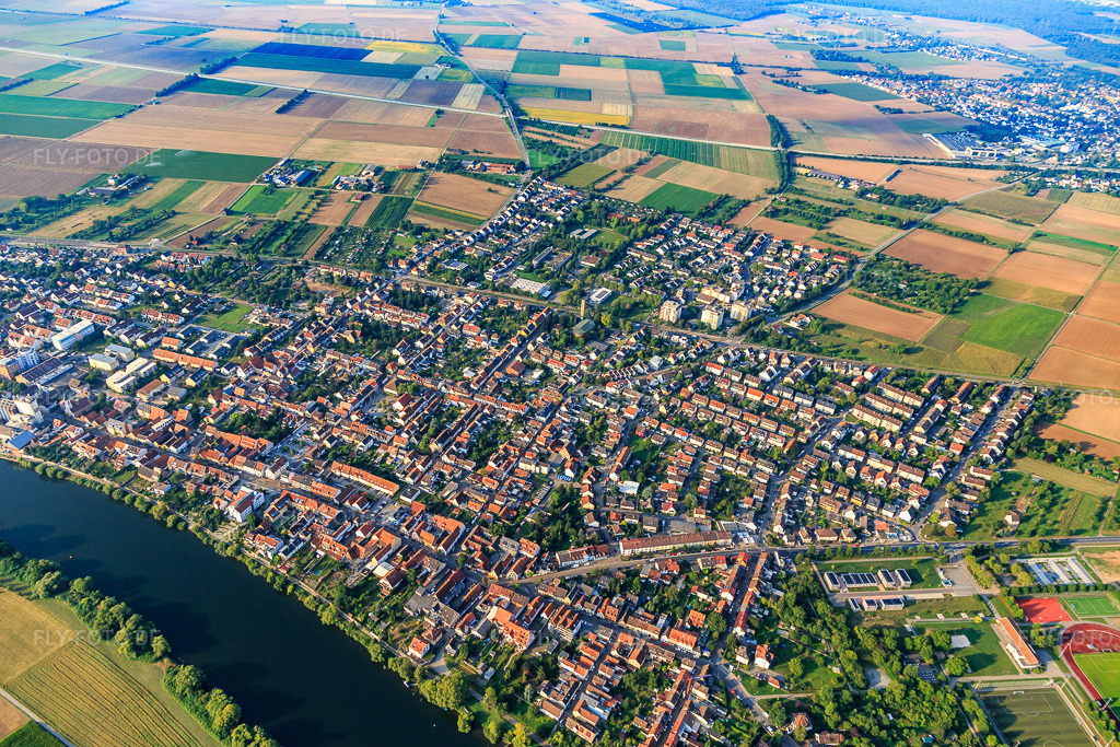 Luftbild: Ortsansicht von Osten in Edingen-Neckarhausen im Bundesland Baden-Württemberg in Deutschland. Foto: IMG_117043.jpg vom 25.08.2019 durch Werner Riehm/FLY-FOTO.de