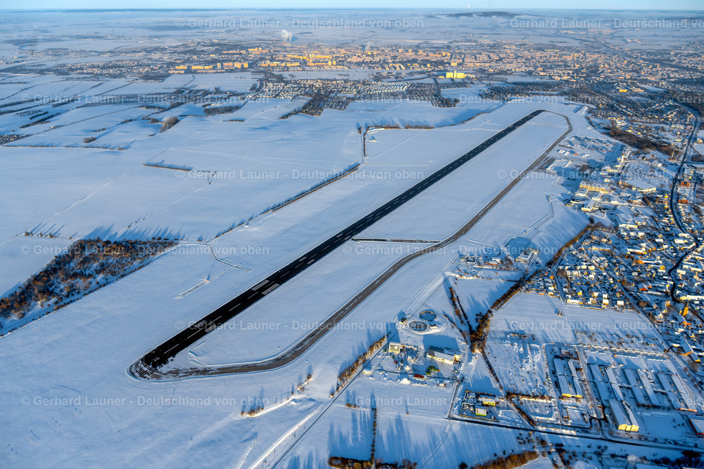 4045112 | ERFURT 14.02.2021 Winterlich schneebedeckte Start- und Landebahnen mit Rollwegen Hangaranlagen und Terminals auf dem Gelände des Flughafen im Ortsteil Bindersleben in Erfurt im Bundesland Thüringen, Deutschland. Weiterführende Informationen bei: Flughafen Erfurt GmbH. // Wintry snowy runway with hangar taxiways and terminals on the grounds of the airport in the district Bindersleben in Erfurt in the state Thuringia, Germany. Further information at: Flughafen Erfurt GmbH. Foto: Gerhard Launer