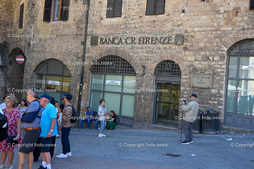 Italien_ Toskana_ San Gimignano_ 31.05.2024-189 | 31.05.2024, Italien, ITA, Toskana, San Gimignano im Bild Stadtansichten Gebäude, Architektur, Touristen, Historisch, Souvenir, Ansichten der berühmten Stadt San Gimignano in der Toskana-Italien - View of the famous town San Gimignano in Tuscany-ItalySan Gimignano ist eine italienische Kleinstadt in der Toskana mit einem mittelalterlichen Stadtkern. San Gimignano wird auch die Stadt der Türme genannt. Die Stadt liegt in der Provinz Siena. Sie gehört neben Florenz, Siena und Pisa zu den von Touristen meist besuchten Zielen in der Toskana.