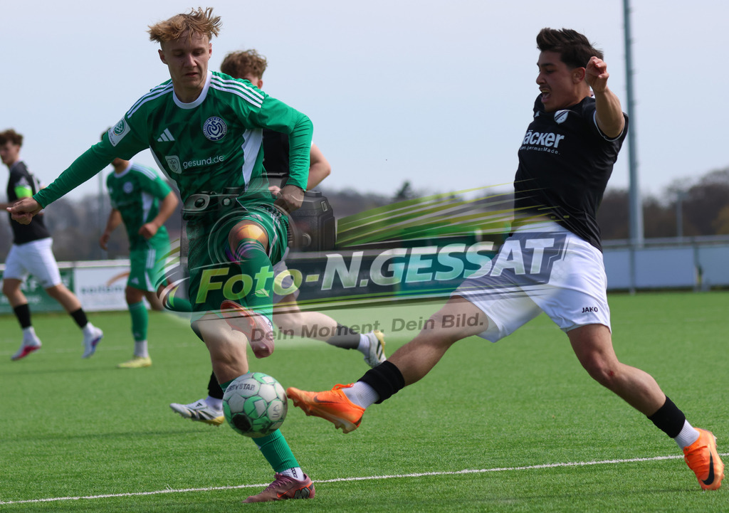 SV Rödinghausen - MSV Duisburg | Auf dem Bild zu sehen: schwarz SV Rödinghausen ; grün MSV Duisburg: SV Rödinghausen, MSV Duisburg, Saison 25/26, A-Jugend, Testspiel, Rödinghausen, Deutschland - Realisiert mit Pictrs.com