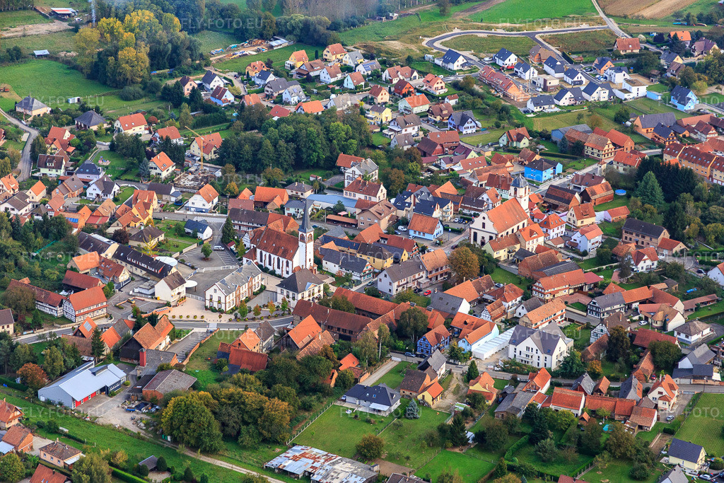 Vue aérienne: Deux églises au centre-ville à Gries dans le département Bas Rhin, France – .Photo: IMG_074234.jpg prise le 04/10/2014 par Werner Riehm/FLY-FOTO.eu – Résolution de l'original: 5472 x 3648 px – Paroisse protestante à Gries