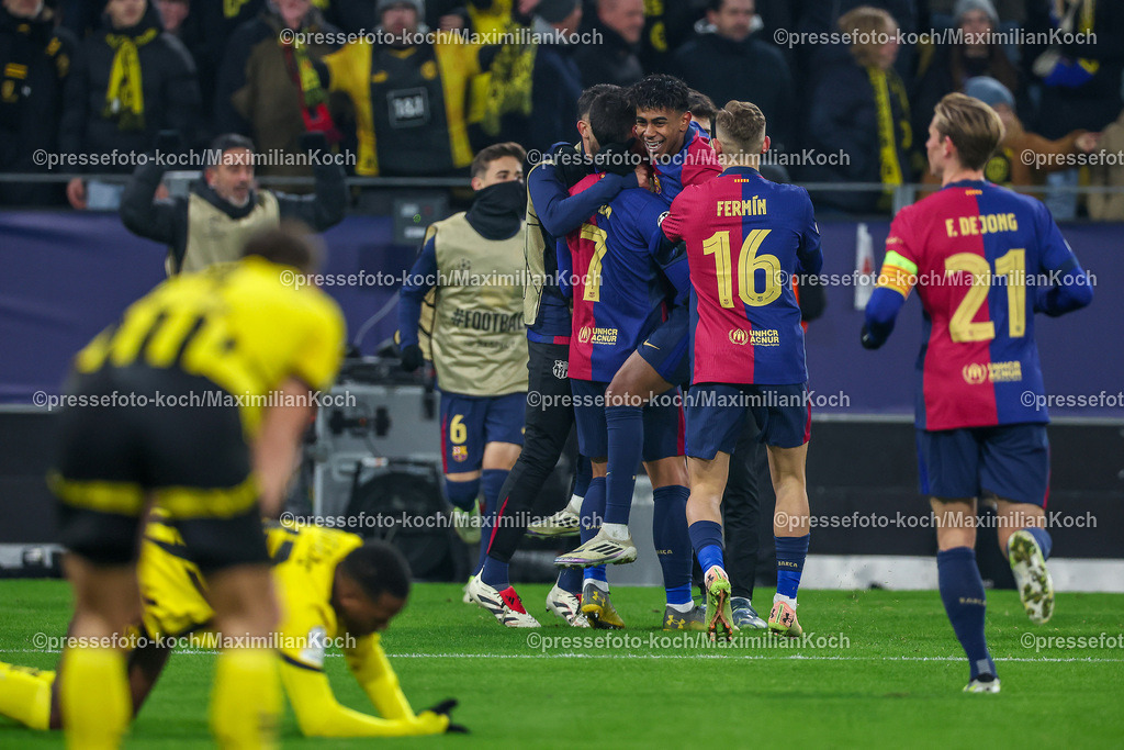 UCL11122402257 | 11.12.2024, UEFA Champions League, Borussia Dortmund - FC Barcelona, 8. Spieltag, Signal Iduna Park, Saison 2024 2025: Torjubel nach dem 3:2 Siegtreffer durch Ferran Torres (Barca #7) zusammen mit Lamine Yamal (Barca #19) Fermin Lopez (Barca #16) Frenkie de Jong (Barca #21)