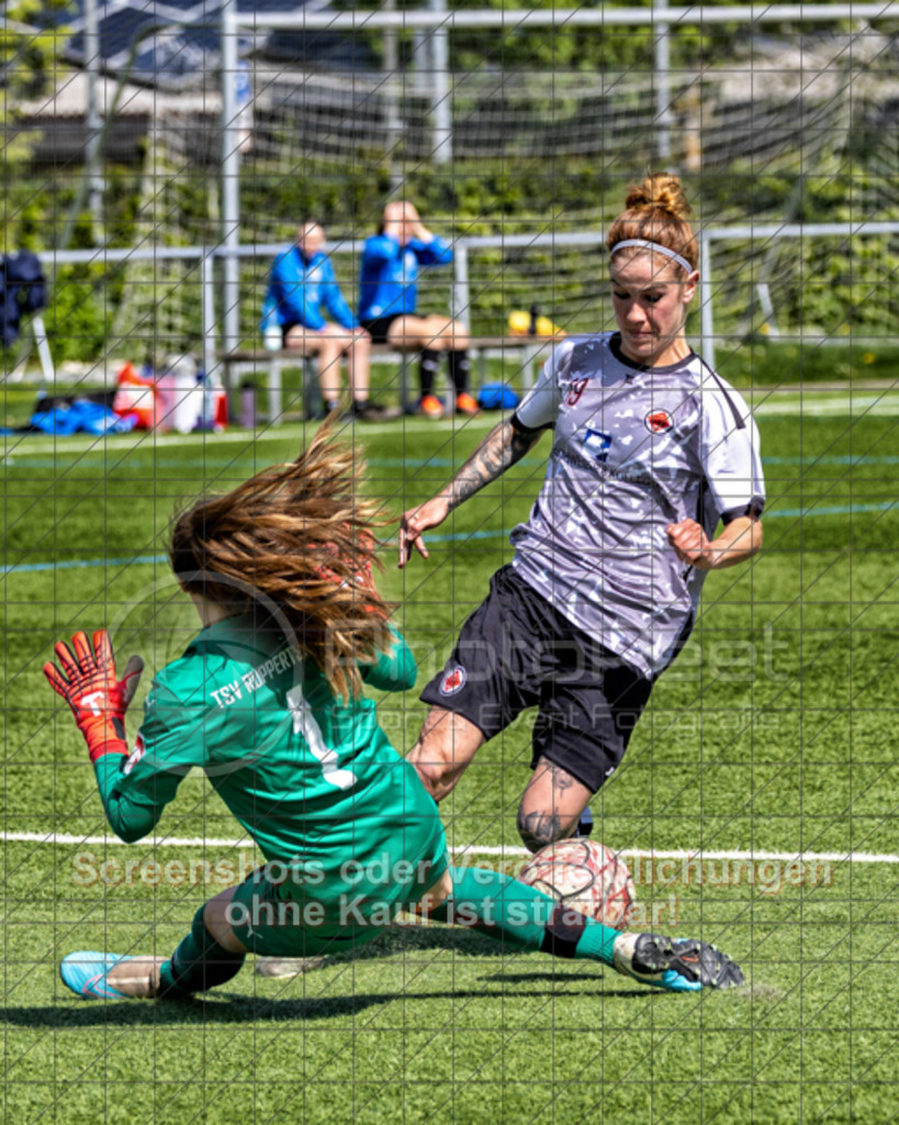 20250427_112639_0275-Bearbeitet | Laura Schnabel (Göppinger SV #19)1.Göppinger SV (weiß) vs. TSV Ruppertshofen (schwarz), Fußball, Frauen-Regionenliga 3 - Bezirk WfV, 21. Spieltag, Saison 2024/2025, Kunstrasenplatz Nord, Hohenstaufenstr. 116, 73033 Göppingen, 27.04.2025 - 11:00 Uhr,Foto: PhotoPeet-Sportfotografie/Peter Harich