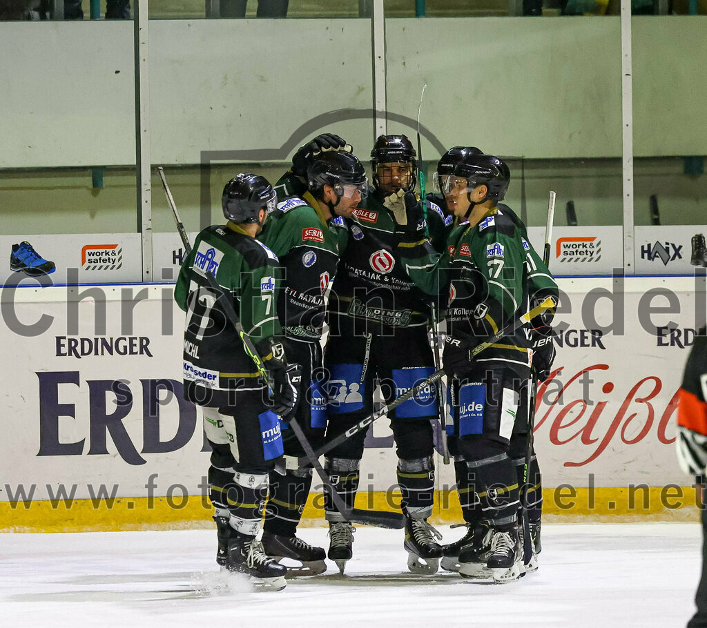 2023-01-13_047_TSV_Erding_gegen_VfE_Ulm-Neu-Ulm | Erding, Deutschland, 13.01.2023:
Eishockey, Bayernliga 2022 / 2023, 27. Spieltag, TSV Erding gegen VfE Ulm/Neu-Ulm, Endergebnis: 6:1

Philipp Michl (Erding Gladiators, #77), Daniel Krzizok (Erding Gladiators, #18), Mark Waldhausen (Erding Gladiators, #27)

Foto: Christian Riedel / fotografie-riedel.net