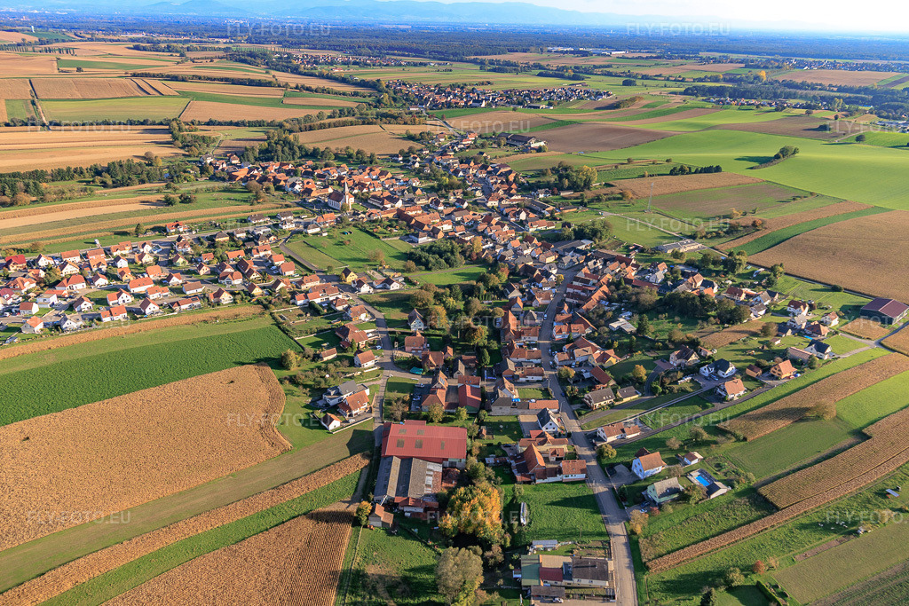 Vue aérienne: Vue de la ville depuis le nord à Aschbach dans le département Bas Rhin, France.Photo: IMG_150137.jpg prise le 11/10/2025 par Werner Riehm/FLY-FOTO.euRésolution de l'original: 5713 x 3809 px