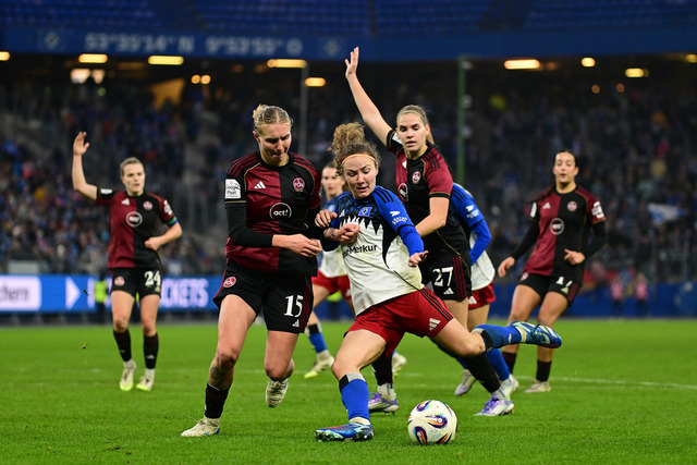 Fußball I Frauen I Saison 2025-2026 I Bundesliga I 10. Spieltag I Hamburger SV - 1. FC Nürnberg I 48068 | Oliwia Wos (15, 1. FC Nürnberg) Melanie Brunnthaler (11, Hamburger SV) - Realisiert mit Pictrs.com