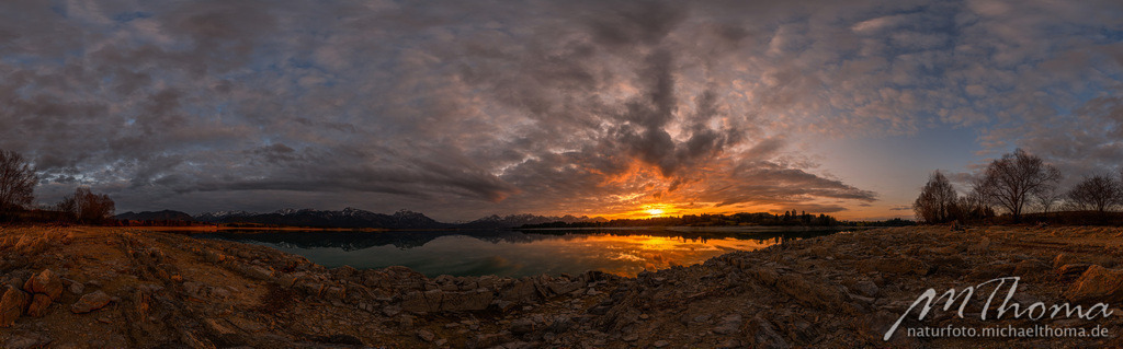 Sonnenuntergangspanorama Molasseriegel Forggensee | Dies ist der Online-Shop von naturfoto.michaelthoma.de. Ich bin leidenschaftlicher Naturfotograf und fotografiere von der Andromedagalaxie bis zum Zwergtaucher, von der Ameise bis zum Orionnebel alles was mit Natur zu tun hat. Hier kann eine Auswahl meine - Realisiert mit Pictrs.com