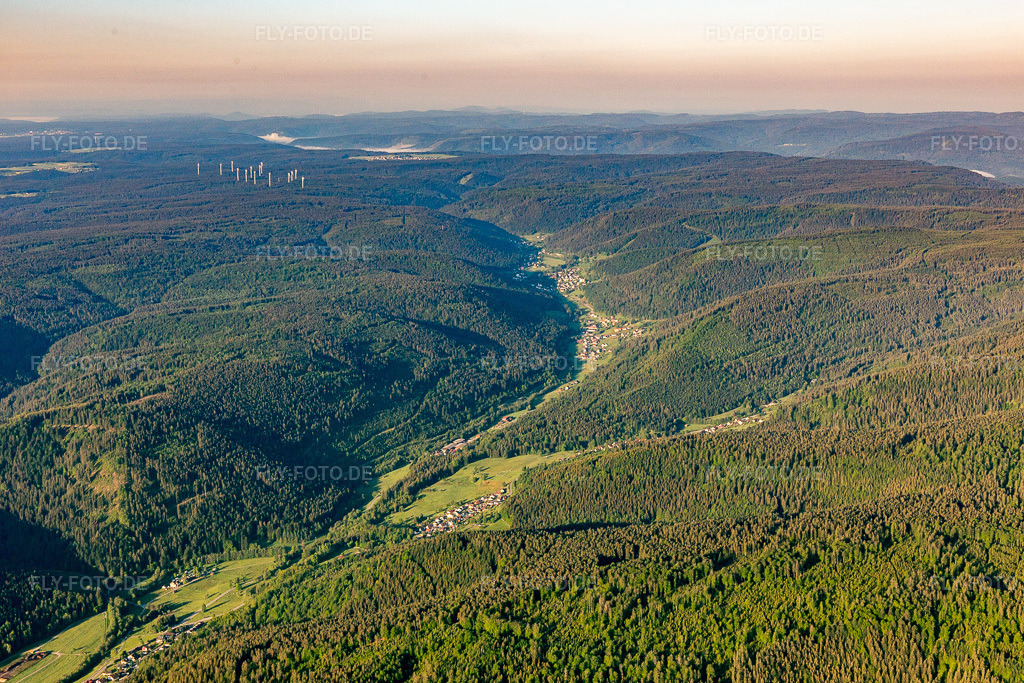 Luftbild: Wald und Berglandschaft des Schwarzwald mit dem Enztal bei Bad Wildbad im Ortsteil Hochwiese in Bad Wildbad im Bundesland Baden-Württemberg in Deutschland. Foto: IMG_114338.jpg vom 30.05.2019 durch Werner Riehm/FLY-FOTO.de