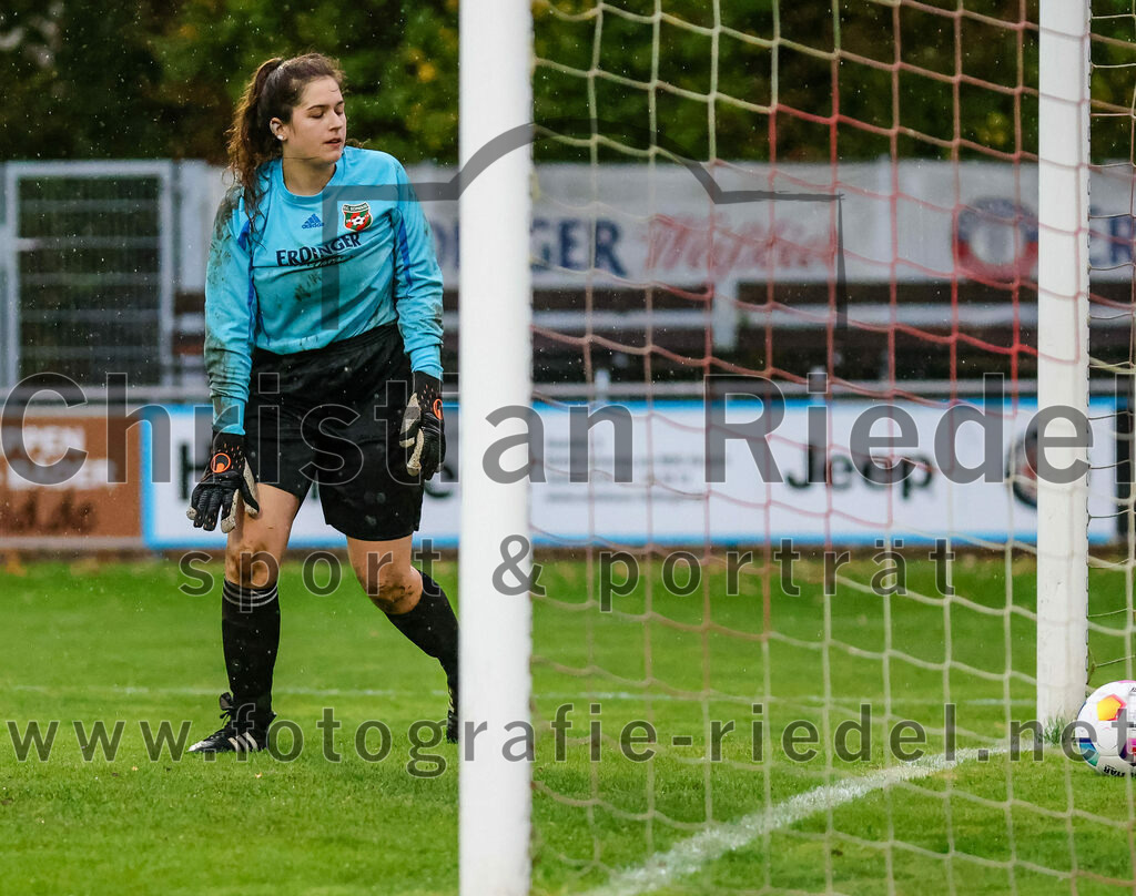 2023-10-14_091_FC_Schwaig_gegen_SV_Schechen | Oberding, Deutschland, 14.10.2023:
Fußball, Bezirksliga 2023 / 2024, 6. Spieltag, FC Schwaig gegen SV Schechen, Endergebnis: 4:3

Tor zum 1:1 durch Julia Marth (SV Schechen, #6)
Torfrau Sophie Zeilhofer (FC Schwaig, #1)

Foto: Christian Riedel / fotografie-riedel.net