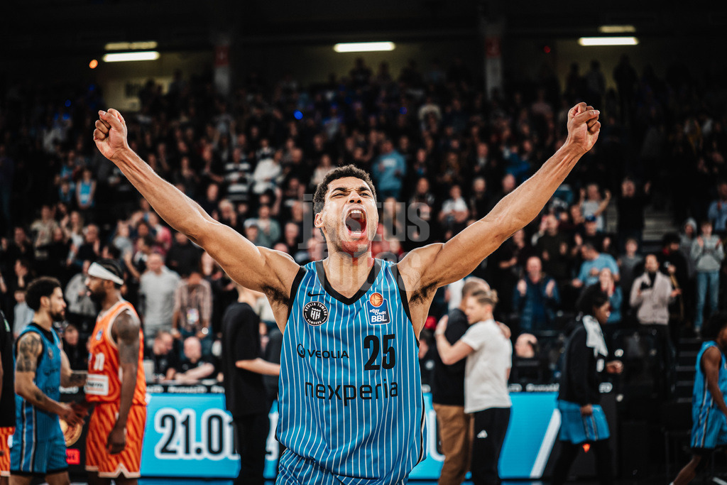 Basketball | Männer | Saison 2025/2026 | easyCredit Basketball Bundesliga | Veolia Towers Hamburg vs. Ratiopharm Ulm | 18.01.2026 | Kenneth Ogbe (#25, Veolia Towers Hamburg) jubelt nach dem Sieg