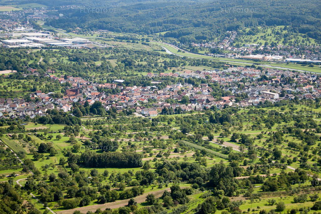 Luftbild: Ortsansicht der Straßen und Häuser der Wohngebiete im Ortsteil Oberndorf in Kuppenheim im Bundesland Baden-Württemberg in Deutschland. Foto: IMG_31223.jpg vom 09.08.2010 durch Werner Riehm/FLY-FOTO.de