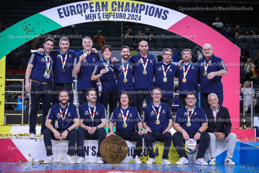 EHFEURO28012402391 | 28.01.2024, EHF EURO 2024, Männer Europameisterschaft Handball, Lanxess Arena in Köln, Finale, Siegerehrung Frankreich ist Europameister. Nationaltrainer Guillaume Gille (Frankreich) mit dem gesamten Staff Team und der Siegerschale