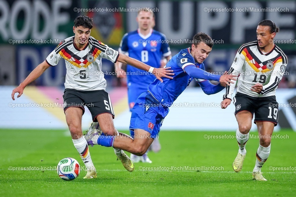 DFB17112501074 | 17.11.2025, Fußball, Länderspiel, WM-Qualifikation Europa, Deutschland - Slowakei, Red Bull Arena (Leipzig), 10. Spieltag, Saison 2025 2026: Aleksandar Pavlovic (GER #05) im Zweikampf gegen David Strelec (SLK #15)  neben Leroy Sane (GER #19) Regulations prohibit any use of photographs as image sequences and or quasi-video.