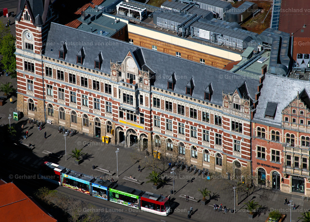 4026428 | ERFURT 07.05.2020 Fassaden und Straßenführung der bekannten Flaniermeile und Einkaufsstraße Anger im Ortsteil Zentrum in Erfurt im Bundesland Thüringen, Deutschland. Weiterführende Informationen bei: Landeshauptstadt Erfurt,  SWE Stadtwerke Erfurt GmbH. // Street guide of famous promenade and shopping street Anger in the district Zentrum in Erfurt in the state Thuringia, Germany. Further information at: Landeshauptstadt Erfurt,  SWE Stadtwerke Erfurt GmbH. Foto: Gerhard Launer