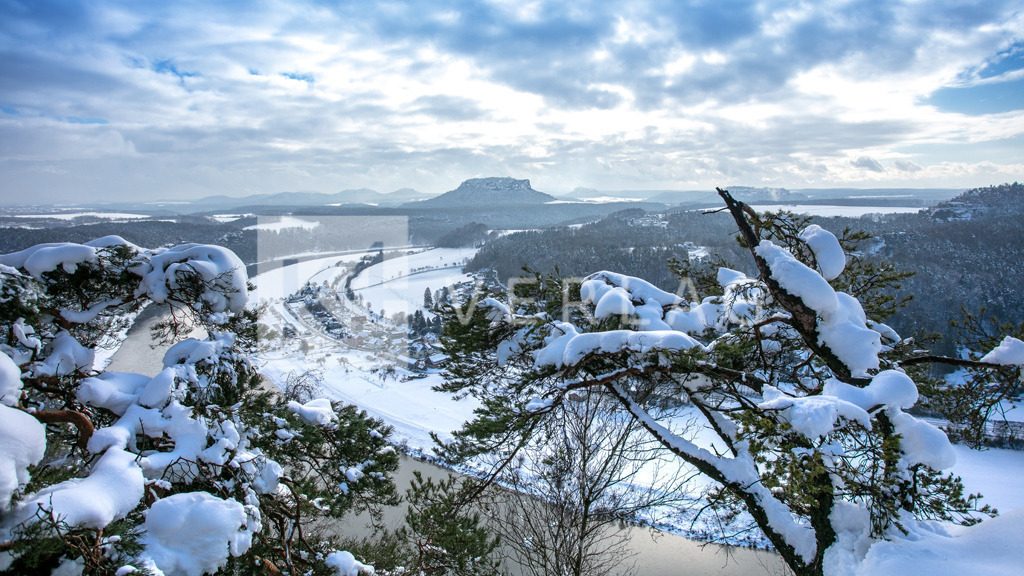Wandbild-Panorama-Lilienstein-Bastei-Elbe-Winter_FOCO9249 | Winterliche Aussicht von der Bastei auf den Lilienstein - Realisiert mit Pictrs.com