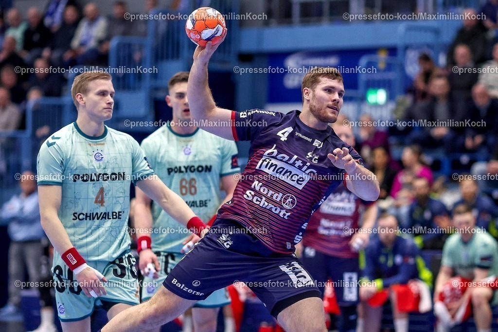Gum11022501012 | 11.02.2025, Handball, European League - Hauptrunde Gruppe IV, VfL Gummersbach - SG Flensburg-Handewitt, Schwalbe-Arena: Johannes Golla (Flensburg-Handewitt #4) gegen Ellidi Snaer Vidarsson (GUM #4) und Stepan Zeman (GUM #66)